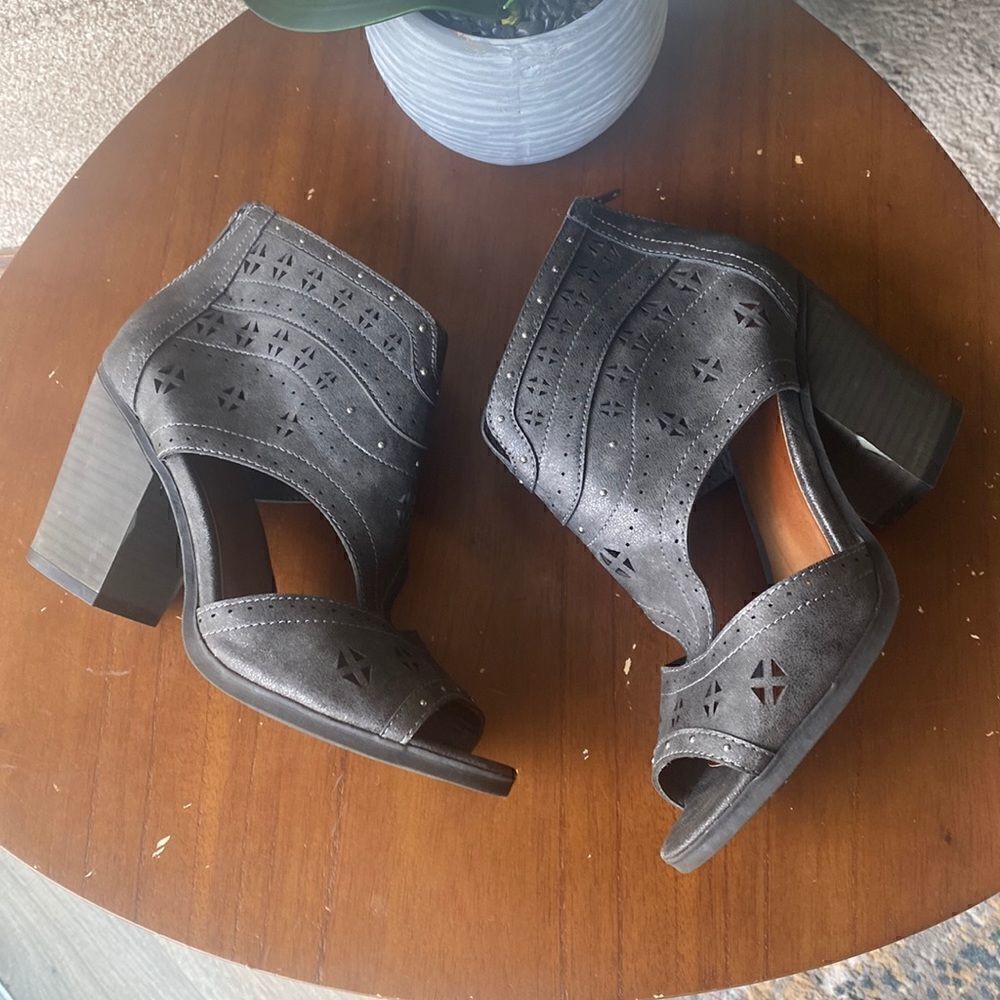 Maurices Women’s Gray Metallic Perforated Block Heel Sandals Size 9